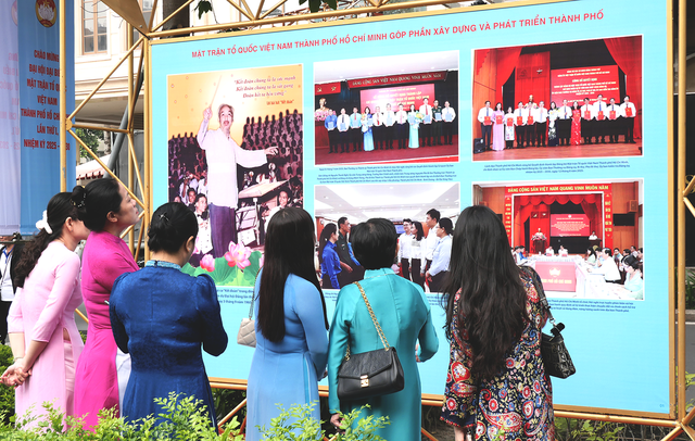 Đoàn đại biểu Đại hội MTTQ Việt Nam TPHCM dâng hoa tưởng nhớ Chủ tịch Hồ Chí Minh- Ảnh 8.