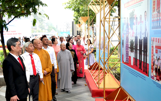 Đoàn đại biểu Đại hội MTTQ Việt Nam TPHCM dâng hoa tưởng nhớ Chủ tịch Hồ Chí Minh- Ảnh 6.