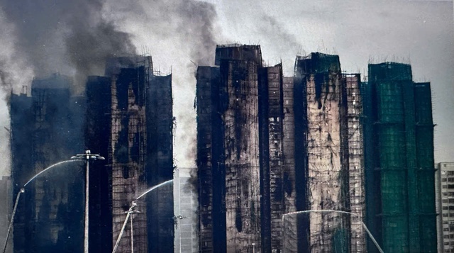 Đau thương biến thành phẫn nộ sau thảm kịch cháy chung cư ở Hồng Kông- Ảnh 4.