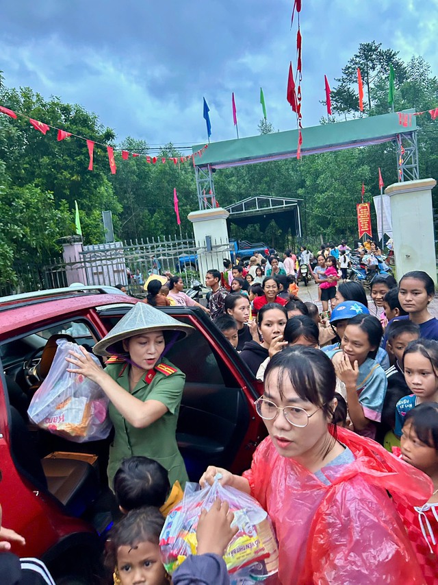 Phụ nữ Công an Khánh Hòa vận động, tiếp nhận gần 30 tấn hàng hỗ trợ người dân vùng lũ- Ảnh 3.