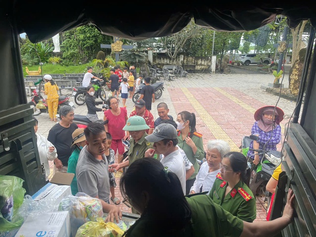 Phụ nữ Công an Khánh Hòa vận động, tiếp nhận gần 30 tấn hàng hỗ trợ người dân vùng lũ- Ảnh 2.