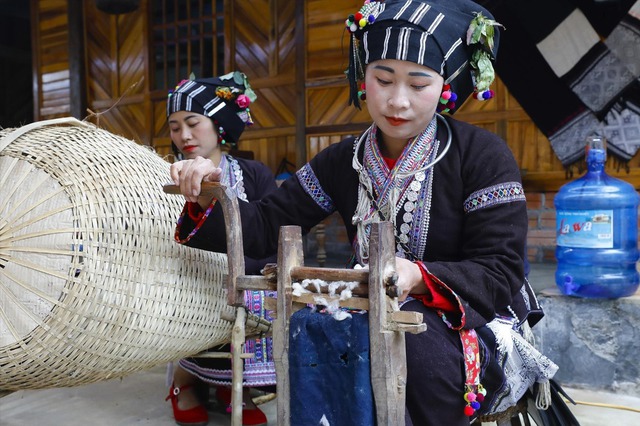 Hành trình hồi sinh nghề dệt của người Lự ở tỉnh Lai Châu- Ảnh 1. Hành trình hồi sinh nghề dệt của người Lự ở tỉnh Lai Châu- Ảnh 1.