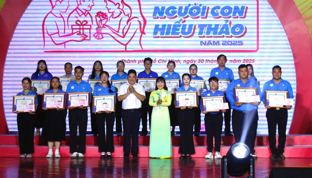 TPHCM: Tôn vinh 184 gương "Người con hiếu thảo" năm 2025- Ảnh 5. TPHCM: Tôn vinh 184 gương "Người con hiếu thảo" năm 2025- Ảnh 5.