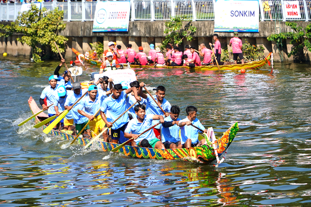 Giải đua Ghe ngo 2025: Nét văn hóa Khmer đặc sắc giữa lòng TPHCM- Ảnh 1. Giải đua Ghe ngo 2025: Nét văn hóa Khmer đặc sắc giữa lòng TPHCM- Ảnh 1.