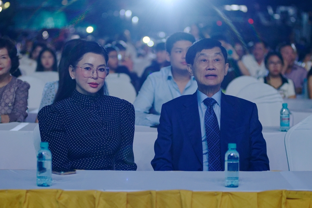 Ông Johnathan Hạnh Nguyễn  - chủ tịch tập đoàn Liên Thái Bình Dương và vợ - cựu diễn viên Thủy Tiên. Tại chương trình, ông Johnathan Hạnh Nguyễn đã đóng góp 6 tỉ đồng. Ông cho biết, đây là số tiền được trích từ tiền mừng cưới của con gái Thảo Tiên và bạn trai Justin Cohen vào ngày 7/12 sắp tới