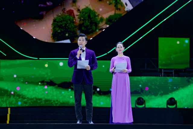 Mc Nguyễn Khang và Thúy Hằng liên tục tục cập nhật số tiền đóng góp mang lại nhiều hứng khởi cho người tham dự