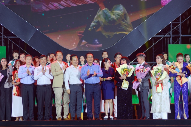 Cuối chương trình, ông  Nguyễn Văn Được Chủ tịch UBND TPHCM (áo xanh, đứng giữa) đã lên sân khấu để cám ơn tất cả các nghệ sĩ đã đóng góp cho chương trình