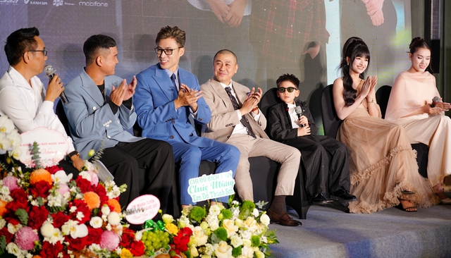 Đạo diễn Đỗ Thanh Sơn (thứ 4 từ trái qua) cùng ê kíp "Bẻ lái cuộc đời" trong buổi ra mắt phim Đạo diễn Đỗ Thanh Sơn (thứ 4 từ trái qua) cùng ê kíp "Bẻ lái cuộc đời" trong buổi ra mắt phim