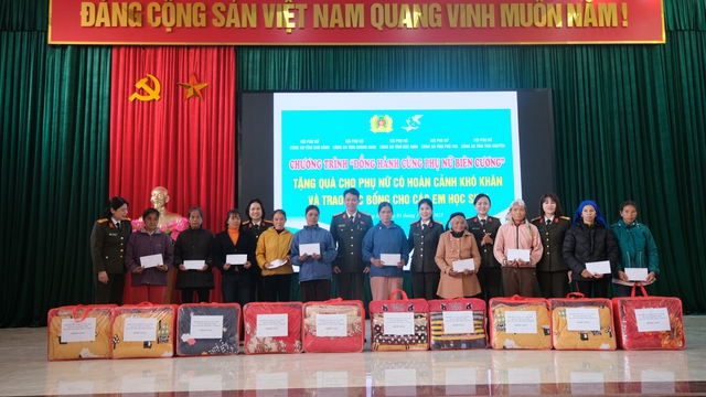 Cụm thi đua số 3 Công an tặng quà cho phụ nữ và trẻ em khó khăn ở Cao Bằng - Ảnh 1.