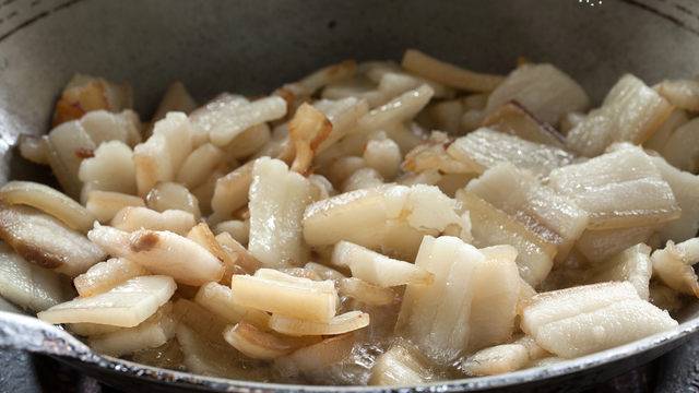 Bác sĩ lý giải về lựa chọn ăn mỡ lợn hay dầu thực vật- Ảnh 1.