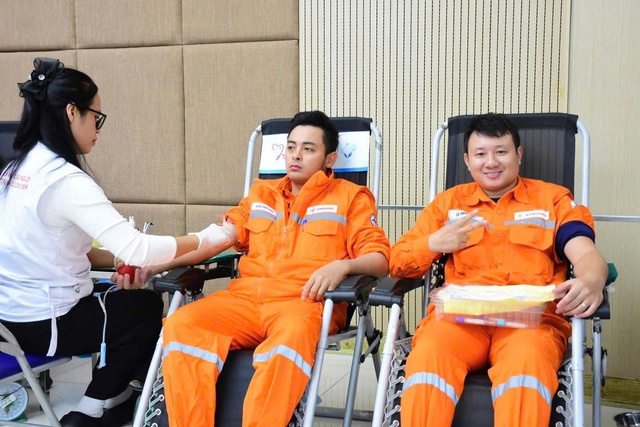 Tháng tri ân, EVNHANOI truyền thông điệp nhân văn: “Tiếp tục chung tay khắc phục hậu quả thiên tai, đồng hành cùng khách hàng sử dụng điện an toàn, ổn định"- Ảnh 2. Tháng tri ân, EVNHANOI truyền thông điệp nhân văn: “Tiếp tục chung tay khắc phục hậu quả thiên tai, đồng hành cùng khách hàng sử dụng điện an toàn, ổn định"- Ảnh 2.