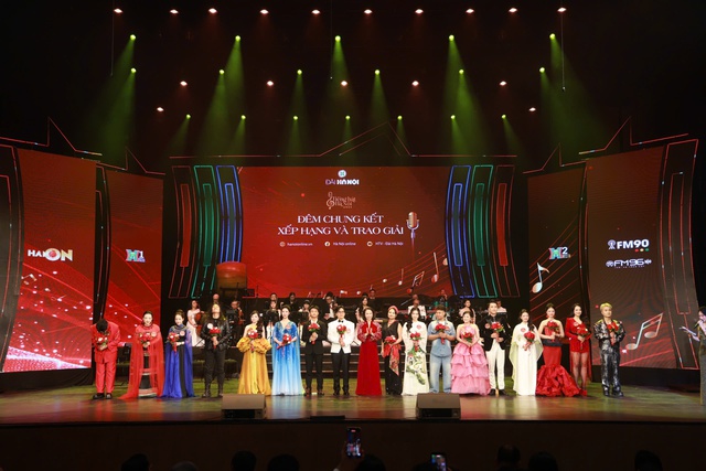 Ban Tổ chức tặng hoa cho các thí sinh trong Đêm chung kết xếp hạng và trao giải Ban Tổ chức tặng hoa cho các thí sinh trong Đêm chung kết xếp hạng và trao giải