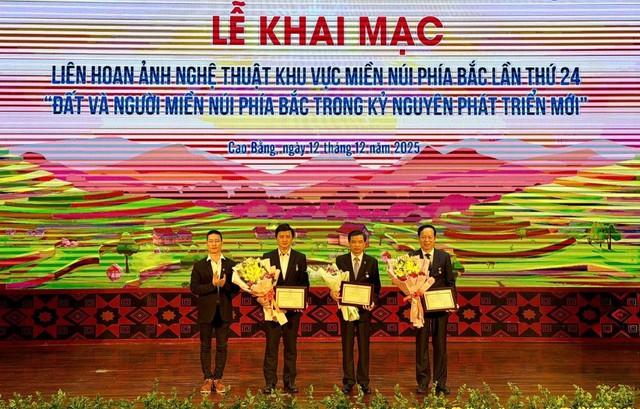 Trưng bày 136 tác phẩm nhiếp ảnh về đất và người miền núi phía Bắc trong kỷ nguyên mới- Ảnh 2. Trưng bày 136 tác phẩm nhiếp ảnh về đất và người miền núi phía Bắc trong kỷ nguyên mới- Ảnh 2.