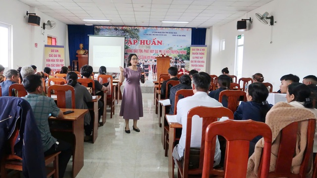 Một buổi tâp huấn về công tác bảo tồn, phát huy giá trị lễ hội truyền thống tại Quảng Ngãi do Cục Văn hóa các dân tộc Việt Nam tổ chức. Ảnh: Phạm Thương Một buổi tâp huấn về công tác bảo tồn, phát huy giá trị lễ hội truyền thống tại Quảng Ngãi do Cục Văn hóa các dân tộc Việt Nam tổ chức. Ảnh: Phạm Thương