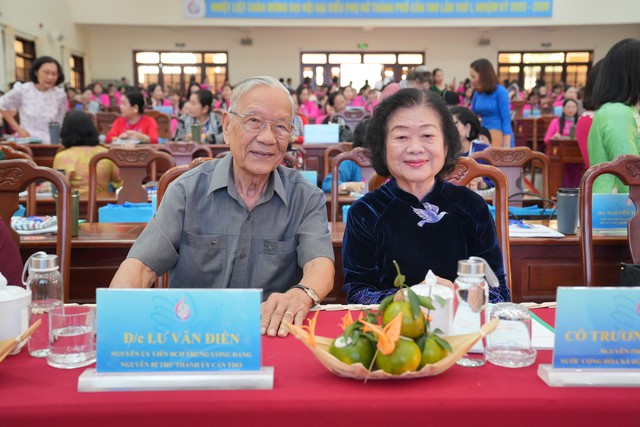 Bà Trương Mỹ Hoa – Nguyên Phó Chủ tịch nước và Ông Lư Văn Điền, nguyên Bí thư Tỉnh ủy Cần Thơ tại đại hội Bà Trương Mỹ Hoa – Nguyên Phó Chủ tịch nước và Ông Lư Văn Điền, nguyên Bí thư Tỉnh ủy Cần Thơ tại đại hội