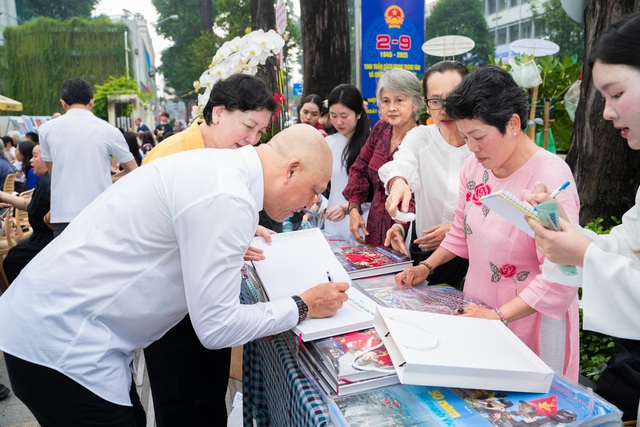 Tác giả Nguyễn Á ký lưu niệm trên sách cho người mến mộ Tác giả Nguyễn Á ký lưu niệm trên sách cho người mến mộ