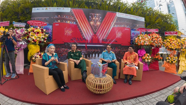 Các nhân vật trong sách ảnh "80 năm - Một Việt Nam vững tin" giao lưu cùng khán giả tại buổi ra mắt sách Các nhân vật trong sách ảnh "80 năm - Một Việt Nam vững tin" giao lưu cùng khán giả tại buổi ra mắt sách