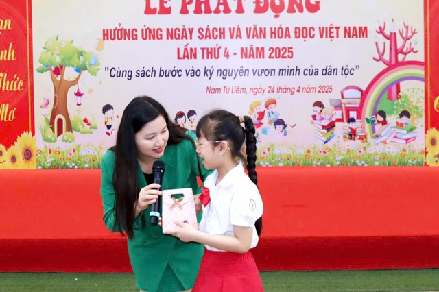 Nhà thơ Lữ Mai giao lưu cùng độc giả nhí Nhà thơ Lữ Mai giao lưu cùng độc giả nhí