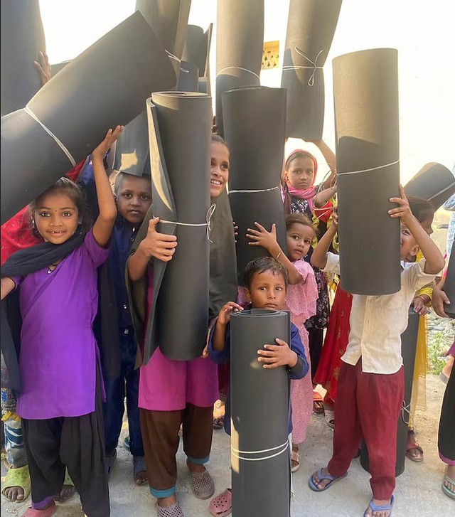 Nữ sinh 16 tuổi biến rác thải cao su độc hại thành thảm ấm cứu trợ cộng đồng- Ảnh 4. Nữ sinh 16 tuổi biến rác thải cao su độc hại thành thảm ấm cứu trợ cộng đồng- Ảnh 4.