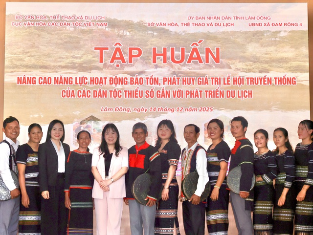 Đồng bào M'nông tại xã Đam Rông 4 chụp ảnh lưu niệm cùng Đồng bào M'nông tại xã Đam Rông 4 chụp ảnh lưu niệm cùng