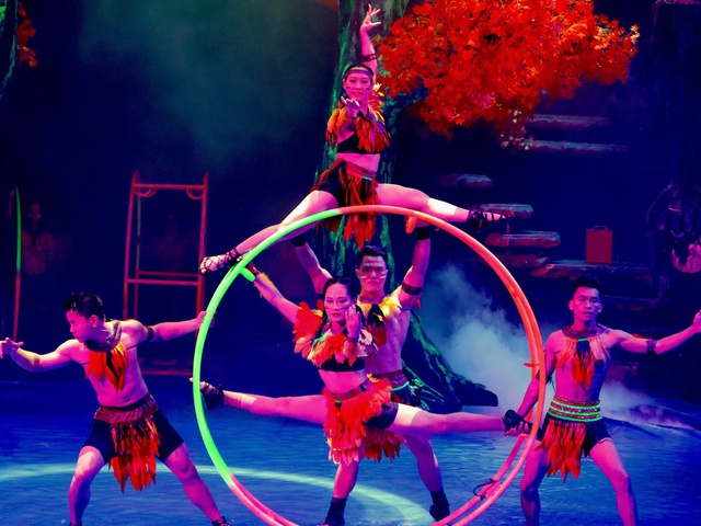 Các diễn viên phối hợp cùng nhau trên các đạo cụ để tạo ra những chuyển động đẹp mắt. Ảnh: Hồ Lam Các diễn viên phối hợp cùng nhau trên các đạo cụ để tạo ra những chuyển động đẹp mắt. Ảnh: Hồ Lam