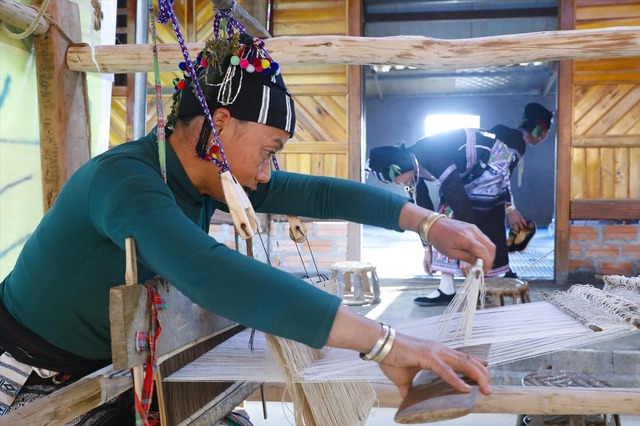 Phụ nữ Lự giữ lửa nghề dệt thổ cẩm truyền thống- Ảnh 2.