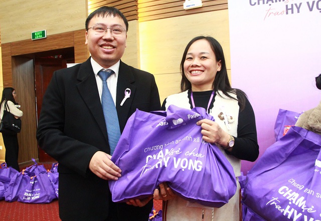 "Chạm sẻ chia, Trao hy vọng": Tầm soát ung thư miễn phí cho 2.010 phụ nữ yếu thế- Ảnh 2. "Chạm sẻ chia, Trao hy vọng": Tầm soát ung thư miễn phí cho 2.010 phụ nữ yếu thế- Ảnh 2.