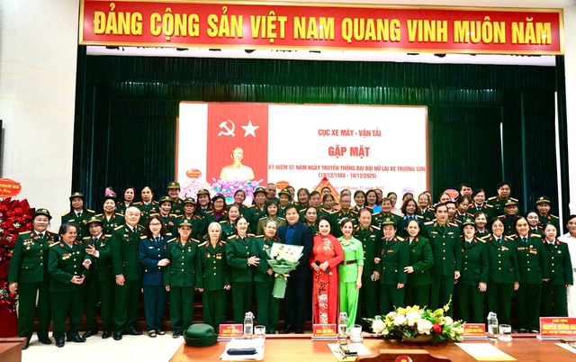 Âm vang những nữ chiến sĩ lái xe Trường Sơn vai mang súng, tay lái vững vàng vượt qua làn đạn bom rơi- Ảnh 4. Âm vang những nữ chiến sĩ lái xe Trường Sơn vai mang súng, tay lái vững vàng vượt qua làn đạn bom rơi- Ảnh 4.