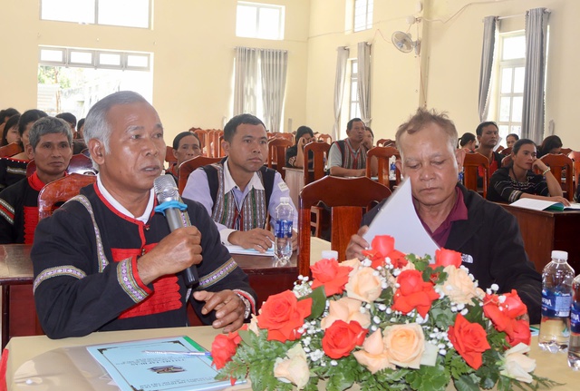 Nghệ nhân M'nông N'Du Ha Biêng, thành viên CLB Cồng chiêng (trái) tại buổi tập huấn nâng cao năng lực hoạt động bảo tồn, phát huy giá trị lễ hội truyền thống của các dân tộc thiểu số gắn với phát triển du lịch. Ảnh: Hồ Lam Nghệ nhân M'nông N'Du Ha Biêng, thành viên CLB Cồng chiêng (trái) tại buổi tập huấn nâng cao năng lực hoạt động bảo tồn, phát huy giá trị lễ hội truyền thống của các dân tộc thiểu số gắn với phát triển du lịch. Ảnh: Hồ Lam