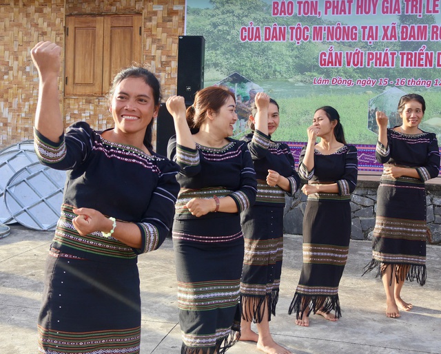 Chị Kră Jan K Luynh dạy múa xoang cho các bạn, chị em. Ảnh: Hồ Lam Chị Kră Jan K Luynh dạy múa xoang cho các bạn, chị em. Ảnh: Hồ Lam