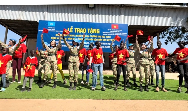 Đội Công binh số 4 trao hàng trăm suất quà yêu thương tặng người dân và trẻ em Abyei- Ảnh 2. Đội Công binh số 4 trao hàng trăm suất quà yêu thương tặng người dân và trẻ em Abyei- Ảnh 2.