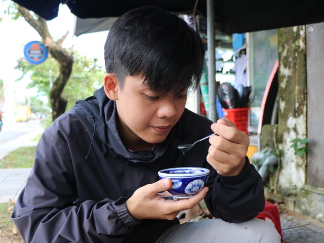 Một chén xí mà buổi sớm và hành trình giữ nghề bằng chữ hiếu ở phố cổ Hội An- Ảnh 2. Một chén xí mà buổi sớm và hành trình giữ nghề bằng chữ hiếu ở phố cổ Hội An- Ảnh 2.