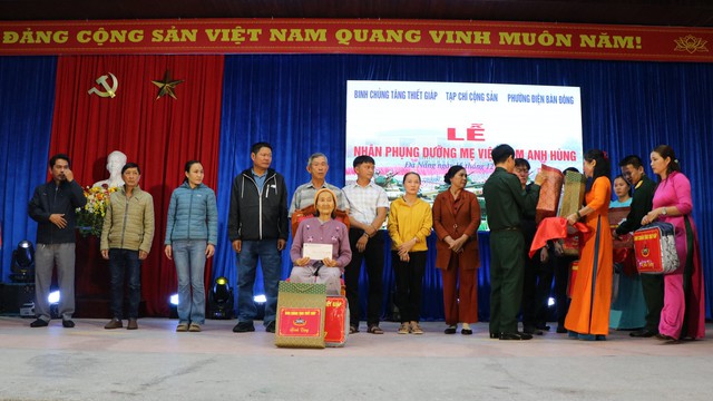 Binh chủng Tăng thiết giáp nhận phụng dưỡng 11 Mẹ Việt Nam Anh hùng- Ảnh 1. Binh chủng Tăng thiết giáp nhận phụng dưỡng 11 Mẹ Việt Nam Anh hùng- Ảnh 1.