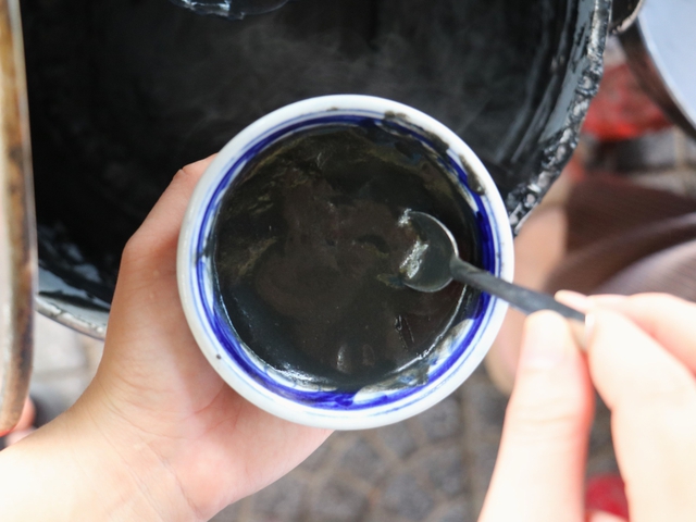 Một chén xí mà buổi sớm và hành trình giữ nghề bằng chữ hiếu ở phố cổ Hội An- Ảnh 3. Một chén xí mà buổi sớm và hành trình giữ nghề bằng chữ hiếu ở phố cổ Hội An- Ảnh 3.