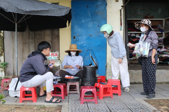 Một chén xí mà buổi sớm và hành trình giữ nghề bằng chữ hiếu ở phố cổ Hội An- Ảnh 1. Một chén xí mà buổi sớm và hành trình giữ nghề bằng chữ hiếu ở phố cổ Hội An- Ảnh 1.