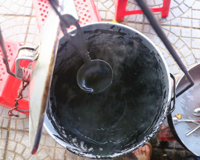 Một chén xí mà buổi sớm và hành trình giữ nghề bằng chữ hiếu ở phố cổ Hội An- Ảnh 5. Một chén xí mà buổi sớm và hành trình giữ nghề bằng chữ hiếu ở phố cổ Hội An- Ảnh 5.