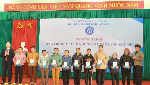 Hơn 2.300 người có hoàn cảnh khó khăn được tặng thẻ bảo hiểm y tế- Ảnh 2.