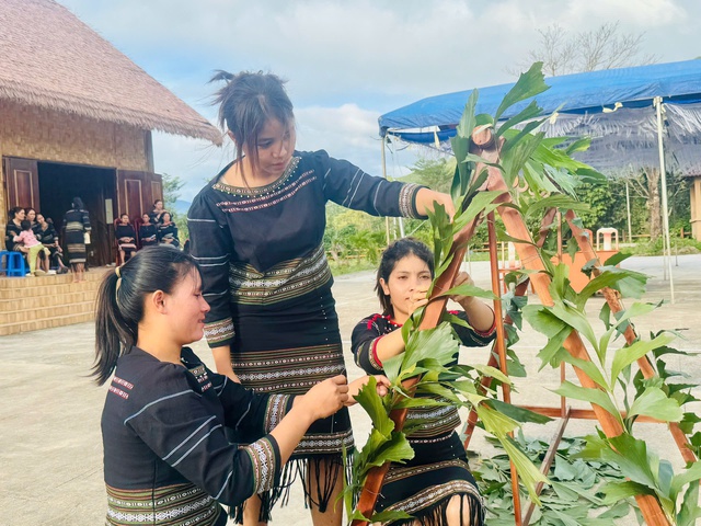 Chị em đồng bào M'nông đang trang trí lá N Ha Pier (lá đủng đỉnh) lên các đạo cụ dùng trong lễ cúng bến nước. Ảnh: Hồ Lam Chị em đồng bào M'nông đang trang trí lá N Ha Pier (lá đủng đỉnh) lên các đạo cụ dùng trong lễ cúng bến nước. Ảnh: Hồ Lam