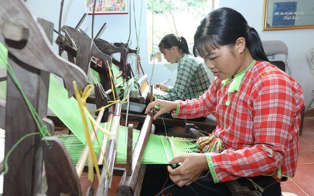 “Giữ hồn” nghề thêu, dệt thổ cẩm, tạo sinh kế bền vững cho phụ nữ Nùng- Ảnh 1.