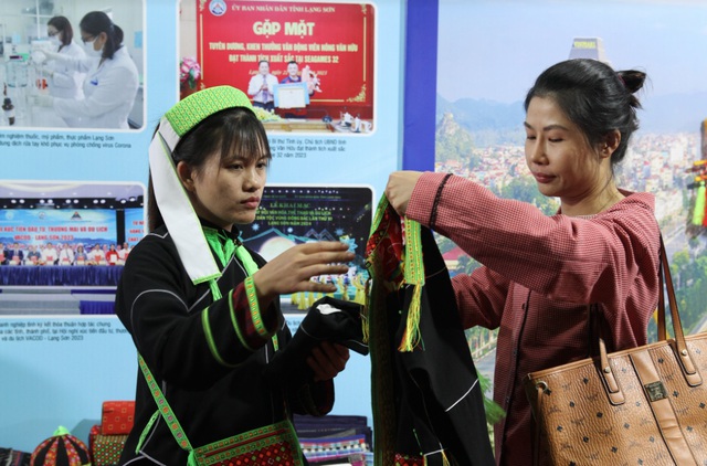 “Giữ hồn” nghề thêu, dệt thổ cẩm, tạo sinh kế bền vững cho phụ nữ Nùng- Ảnh 4.