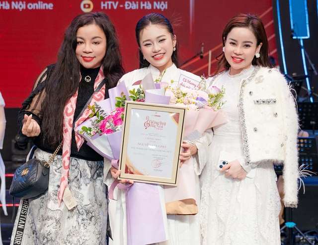 Gia Linh cùng 2 cô giáo của mình, NSƯT Tố Nga (ngoài cùng bên phải) và Sao Mai Hương Ly (ngoài cùng bên trái) Gia Linh cùng 2 cô giáo của mình, NSƯT Tố Nga (ngoài cùng bên phải) và Sao Mai Hương Ly (ngoài cùng bên trái)