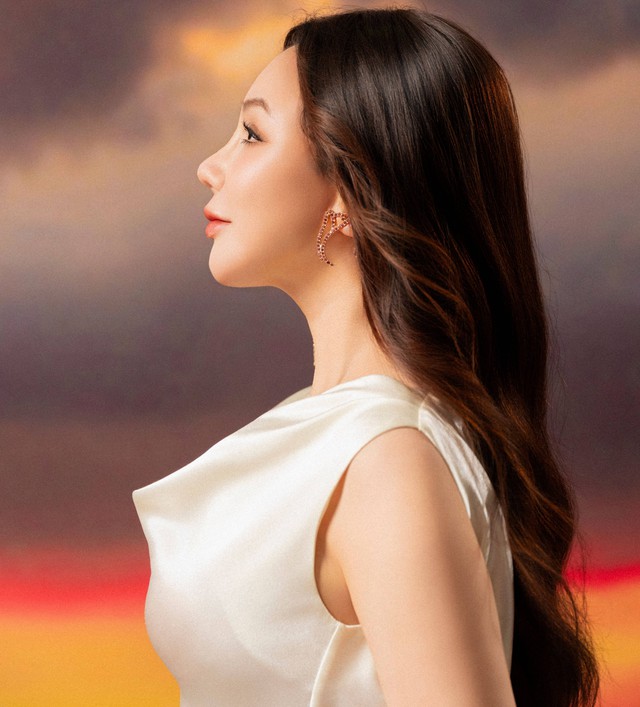 Hình ảnh Hồ Quỳnh Hương với album "Khi em hát" Hình ảnh Hồ Quỳnh Hương với album "Khi em hát"