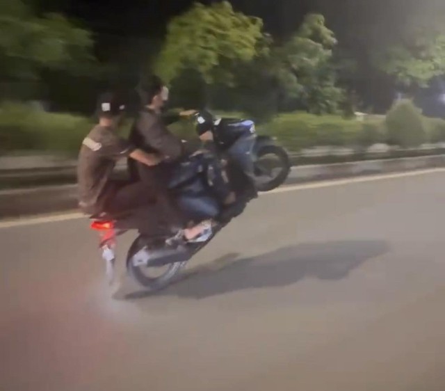 Khởi tố nhóm thanh thiếu niên "bốc đầu" xe máy trên tỉnh lộ Cao Bằng- Ảnh 1. Khởi tố nhóm thanh thiếu niên "bốc đầu" xe máy trên tỉnh lộ Cao Bằng- Ảnh 1.