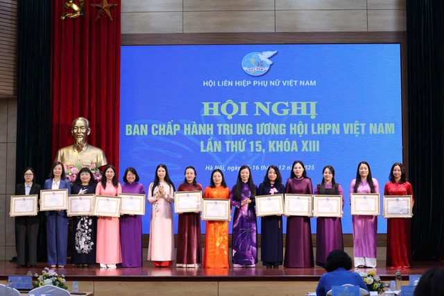 TƯ Hội LHPN Việt Nam trao Cờ thi đua và Bằng khen cho 35 tập thể có thành tích xuất sắc năm 2025- Ảnh 2. TƯ Hội LHPN Việt Nam trao Cờ thi đua và Bằng khen cho 35 tập thể có thành tích xuất sắc năm 2025- Ảnh 2.