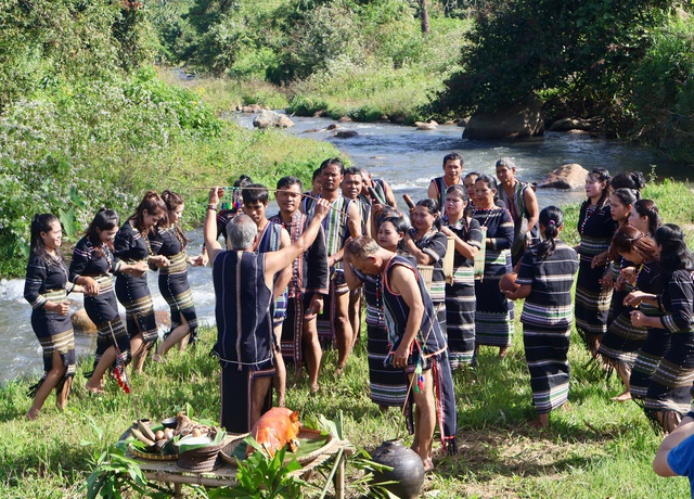 Lễ cúng bến nước được diễn ra trang trọng tại Suối Đạ Đòr, thôn Liêng Trang 1, xã Đam Rông 4 vào sáng 16/12. Ảnh: Hồ Lam Lễ cúng bến nước được diễn ra trang trọng tại Suối Đạ Đòr, thôn Liêng Trang 1, xã Đam Rông 4 vào sáng 16/12. Ảnh: Hồ Lam