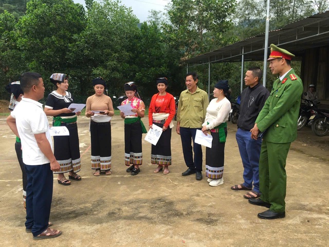 Công an xã Yên Nhân (Thanh Hóa) phối hợp tuyên truyền nâng cao nhận thức cho các tầng lớp nhân dân về tội phạm và tệ nạn ma túy Ảnh: Nguyễn Văn Duẩn Công an xã Yên Nhân (Thanh Hóa) phối hợp tuyên truyền nâng cao nhận thức cho các tầng lớp nhân dân về tội phạm và tệ nạn ma túy Ảnh: Nguyễn Văn Duẩn