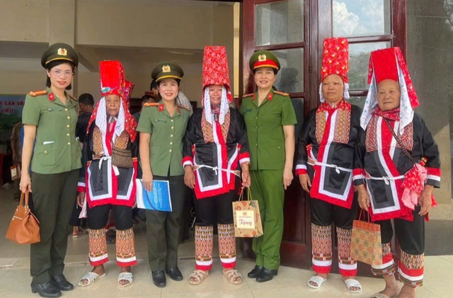 Phụ nữ Công an nhân dân: Dấu ấn trong bảo đảm an ninh con người và khát vọng chuyển mình thời kỳ mới- Ảnh 6. Phụ nữ Công an nhân dân: Dấu ấn trong bảo đảm an ninh con người và khát vọng chuyển mình thời kỳ mới- Ảnh 6.