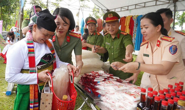 Phụ nữ Công an nhân dân: Dấu ấn trong bảo đảm an ninh con người và khát vọng chuyển mình thời kỳ mới- Ảnh 5. Phụ nữ Công an nhân dân: Dấu ấn trong bảo đảm an ninh con người và khát vọng chuyển mình thời kỳ mới- Ảnh 5.