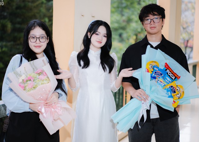 Kỷ yếu học đường: Phụ huynh "than trời" vì niềm vui giản dị hóa "cuộc đua" phô trương- Ảnh 1. Kỷ yếu học đường: Phụ huynh "than trời" vì niềm vui giản dị hóa "cuộc đua" phô trương- Ảnh 1.