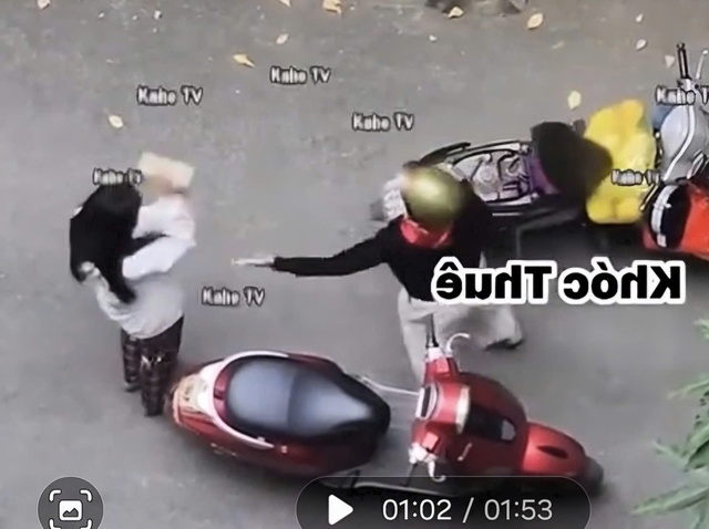 Xin lại tài sản nghi mất trộm, nữ sinh bị đánh, bắt quỳ xin lỗi giữa đường- Ảnh 1. Xin lại tài sản nghi mất trộm, nữ sinh bị đánh, bắt quỳ xin lỗi giữa đường- Ảnh 1.